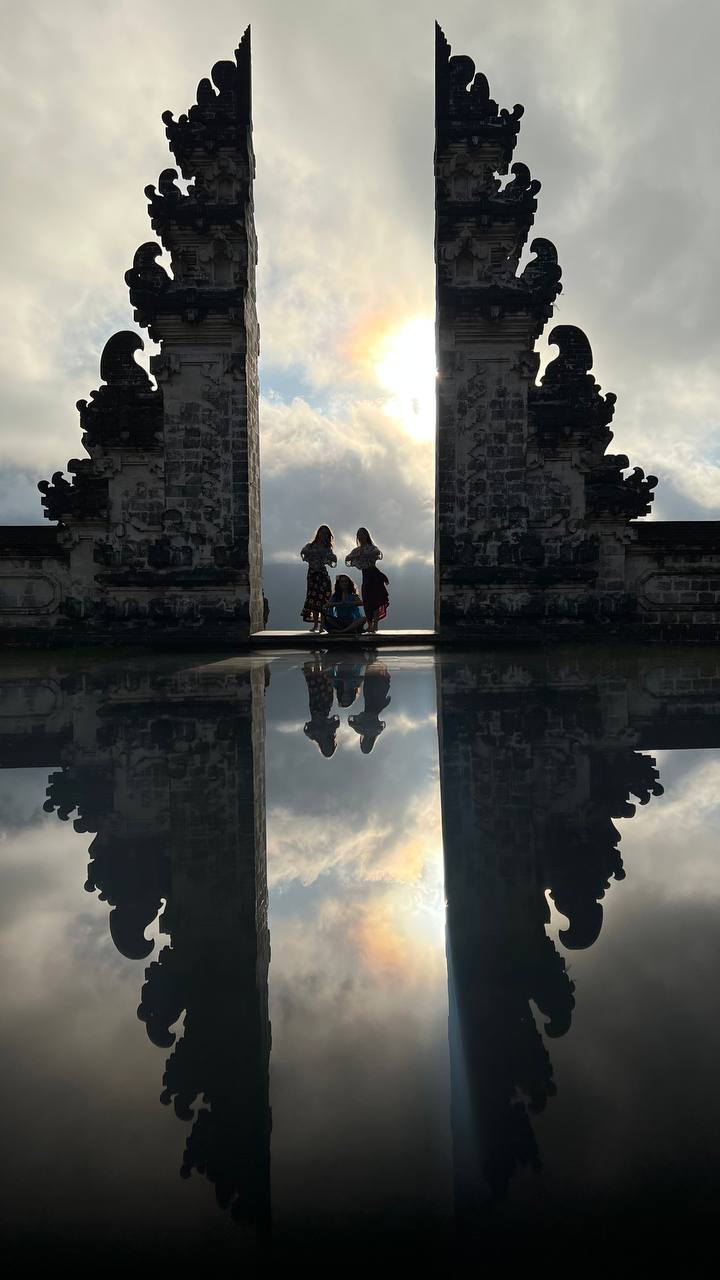 Знаменитые «Ворота в небеса» храма Пура Лемпуянг и королевский сад Тирта Гангга