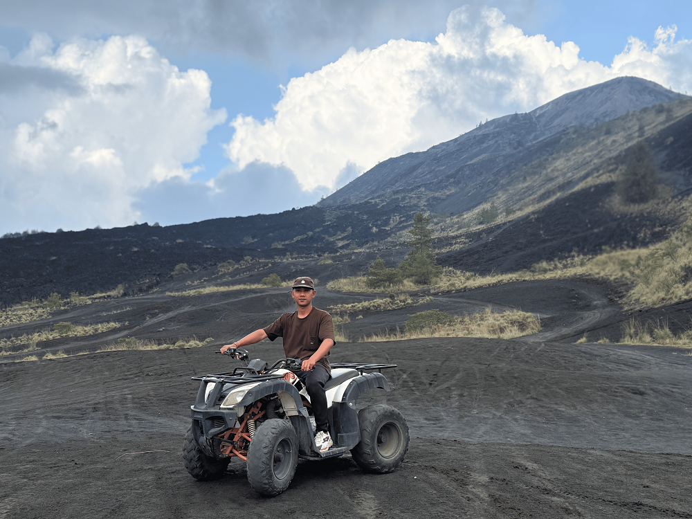 Тур на квадроциклах по окрестностям вулкана Батур Тур на квадроциклах по окрестностям вулкана Батур