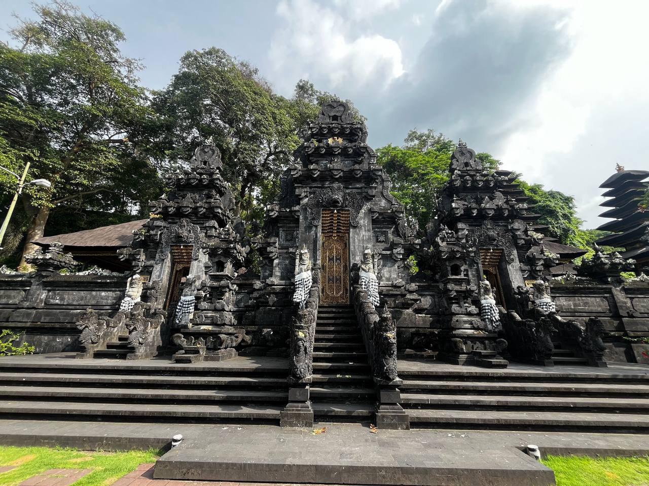 Духовный Бали: священные источники, храм Пура Бесаких, храм Летучих мышей Духовный Бали: священные источники, храм Пура Бесаких, храм Летучих мышей