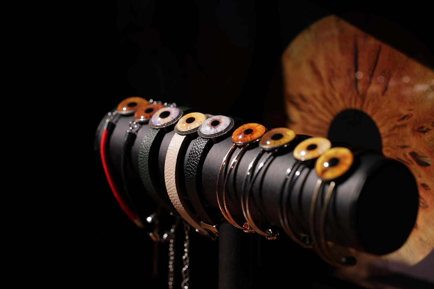 Создание украшений с фото сетчатки глаза