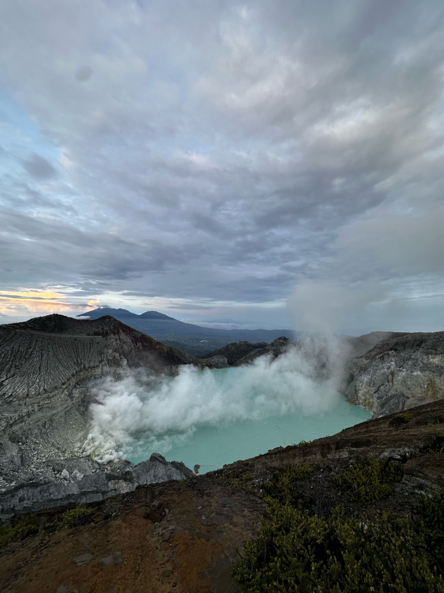 Рассвет на вулкане Иджен (Остров Ява)