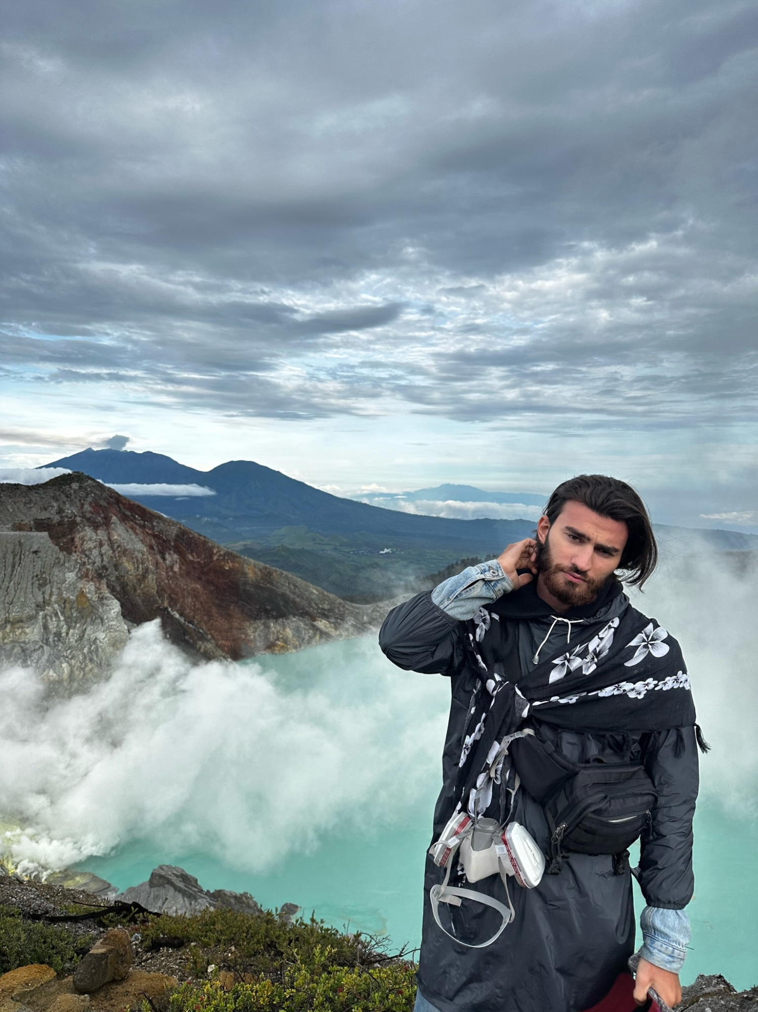 Рассвет на вулкане Иджен (Остров Ява)