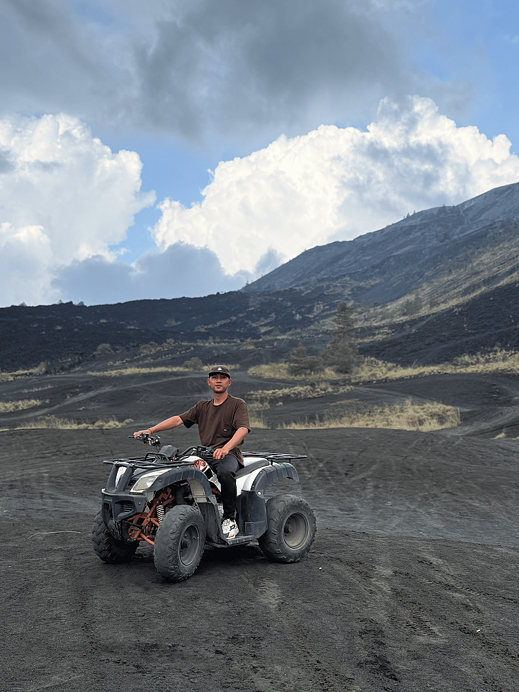 Тур на квадроциклах по окрестностям вулкана Батур Тур на квадроциклах по окрестностям вулкана Батур
